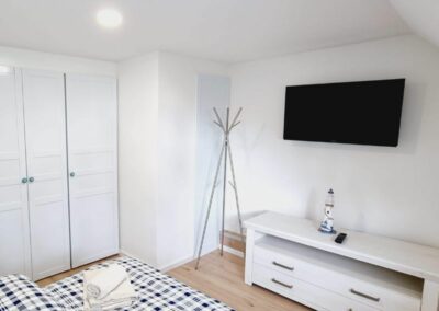 Hochwertiges Schlafzimmer mit Smart-TV