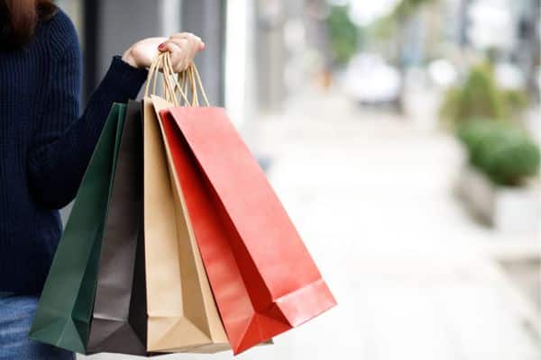 Shoppen in St. Peter-Ording: Frau mit Einkaufstaschen
